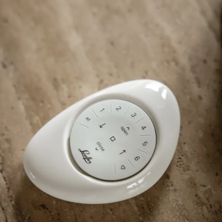 Elektrische bediening van raamdecoratie met PowerView® Pebble® afstandsbediening.