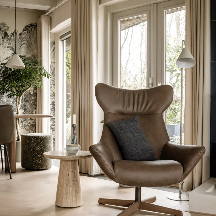 Achterzijde van het huis met openslaande deuren en wavegordijnen in zachte plooien.