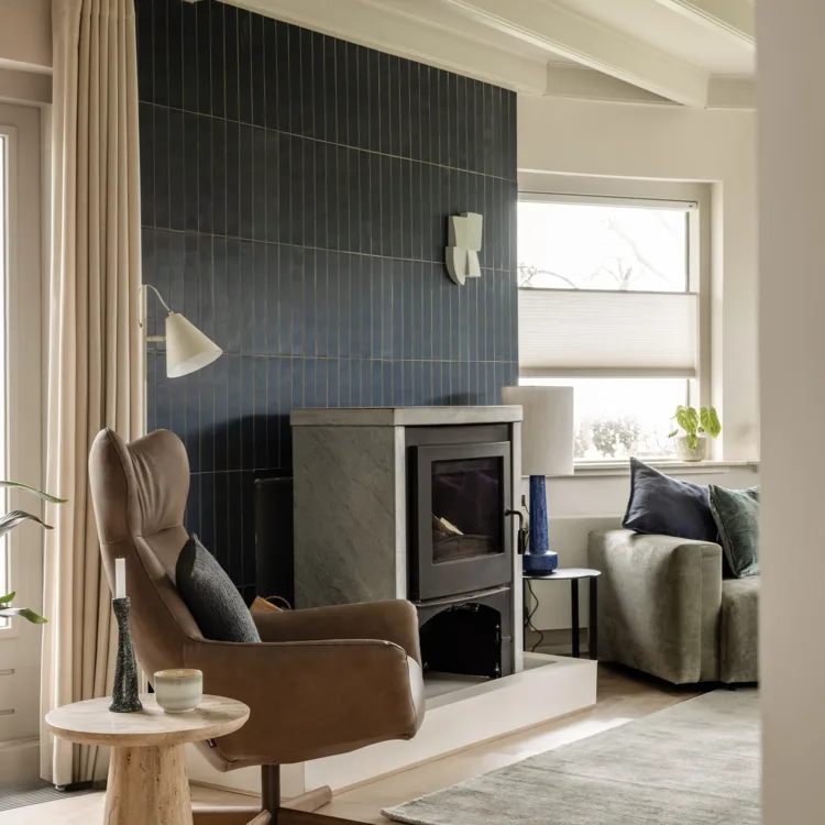 Woonkamer met balans tussen tussen een luxe en warme, huiselijke sfeer, passend bij bewoners.