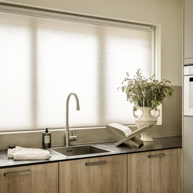 Keukenraam met Duette® shades die praktisch en stijlvol tegelijkertijd zijn.