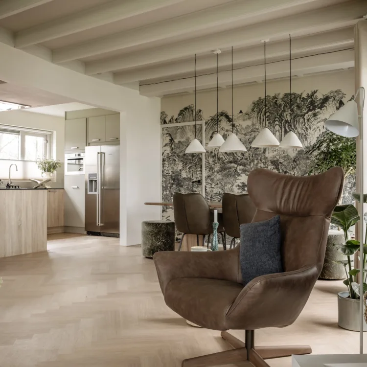 Overzicht van woonkamer waarin licht, ruimte en karakter samenkomen.