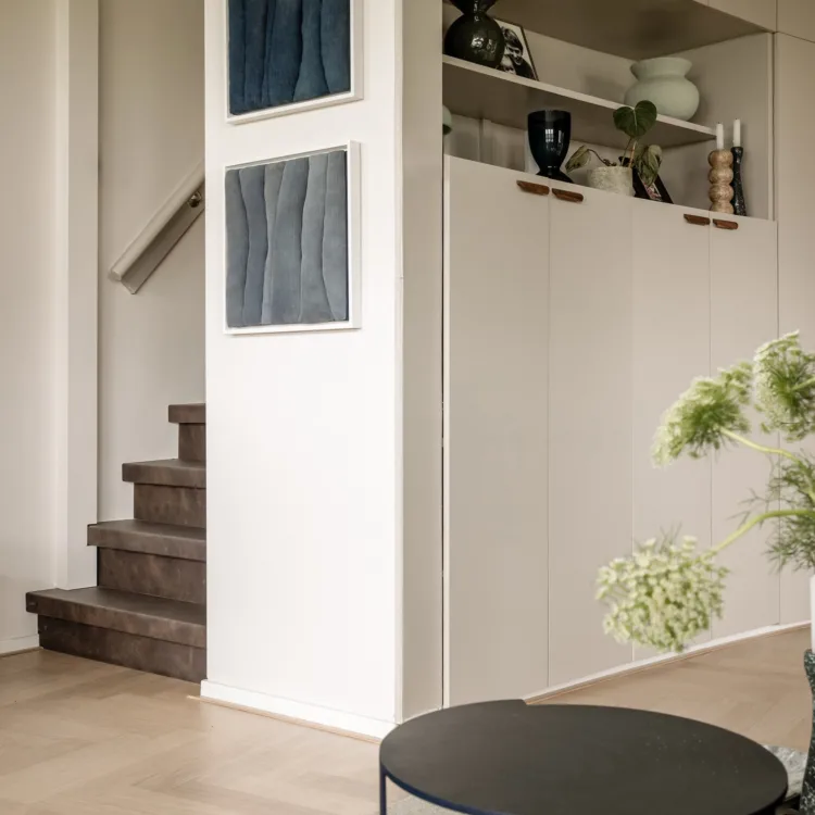 Lichte woonkamer met nieuwe visgraatvloer en warme, uitnodigende sfeer.