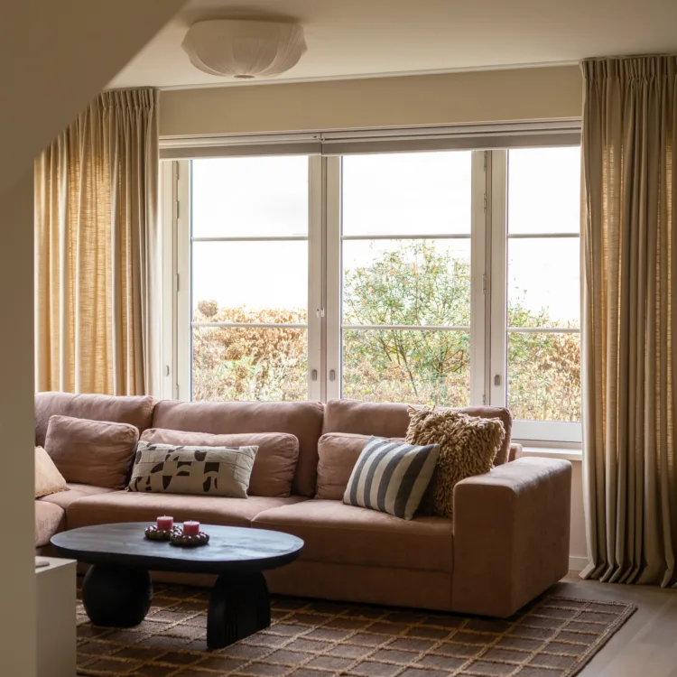 PVC-vloer Aanhuis.nl rechte plank in een stijlvolle woonkamer.