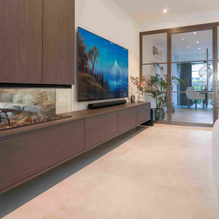 Woonkamer met kast en stalen deur bruin