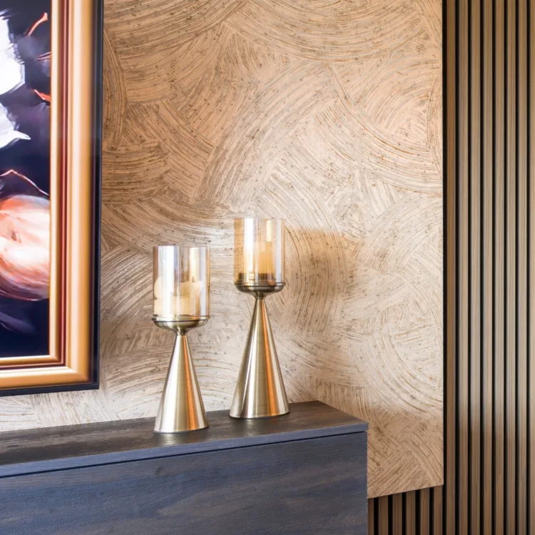 Close-up creme behang met structuur, zwarte wandkast en wandpanelen