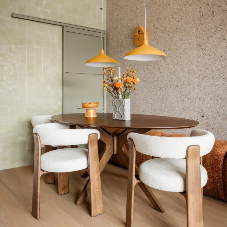 Warm kleurrijke eethoek met lichte pvc-vloer