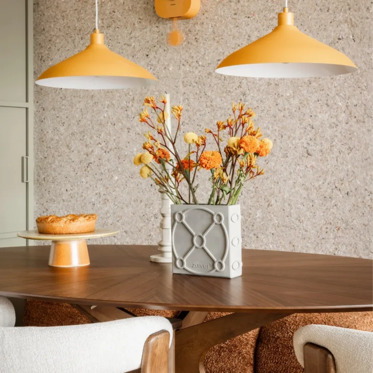 Sfeerfoto van eethoek in warm kleurrijk interieur