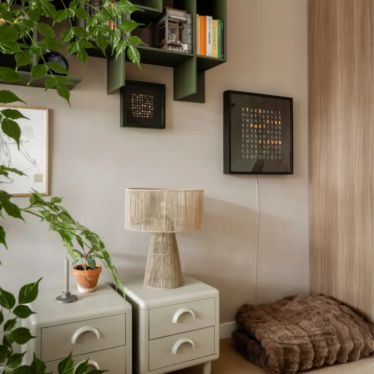 Warm kleurrijke woonkamer met lichte pvc-vloer