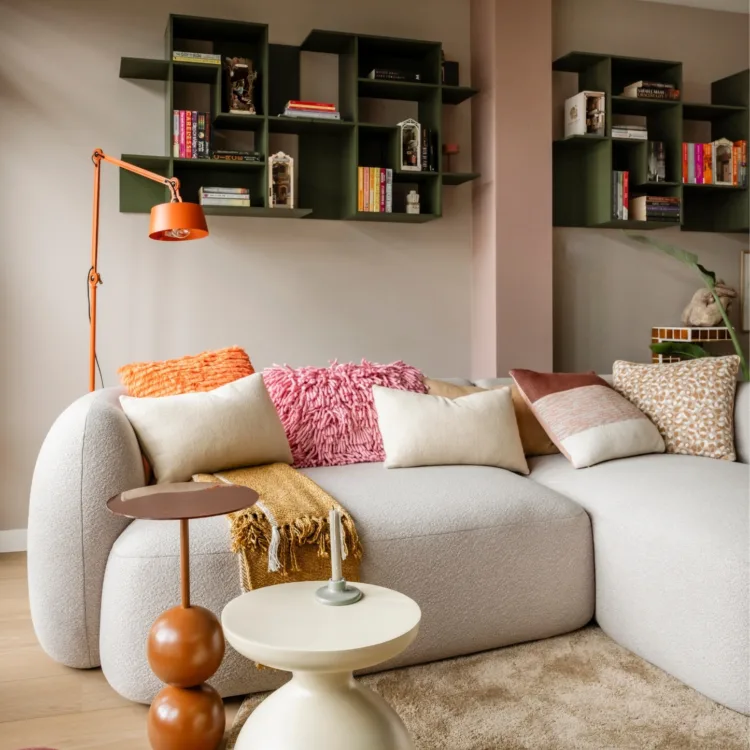 Warm kleurrijke woonkamer met lichte houtlook pvc-vloer en beige vloerkleed