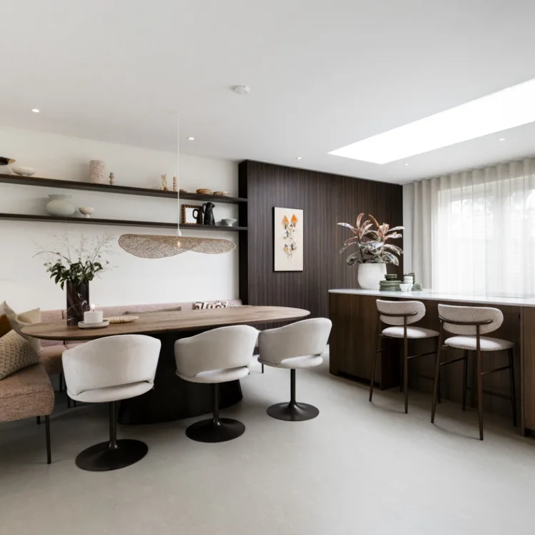 Moderne eetkamer met stalen deuren, houten tafel en lichtgrijze stoelen