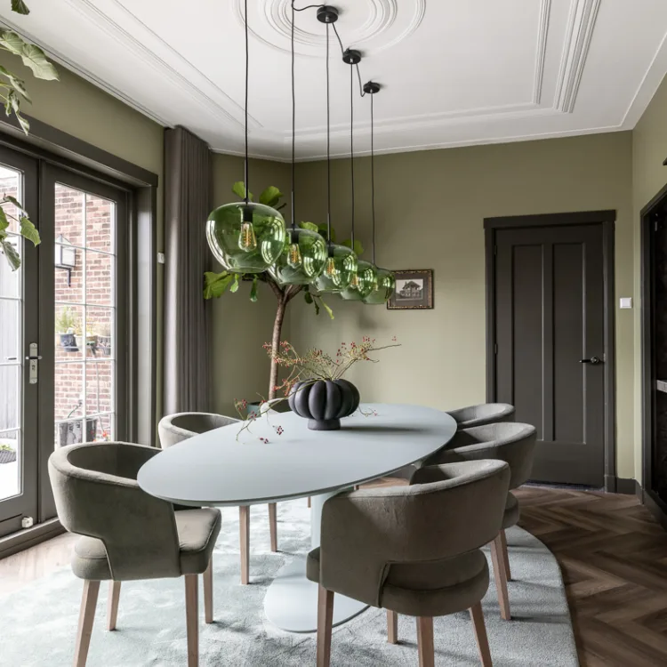 Klassiek moderne eetkamer met ovale tafel, beige stoelen en lichtgrijs organisch vloerkleed