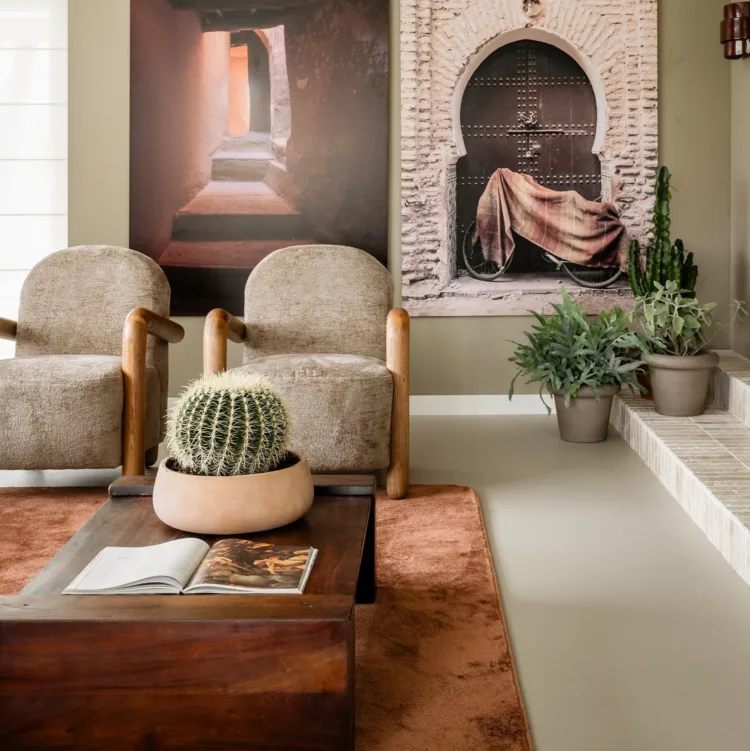 Interieur met natuurlijke materialen en rustige basis in warme aardetinten.