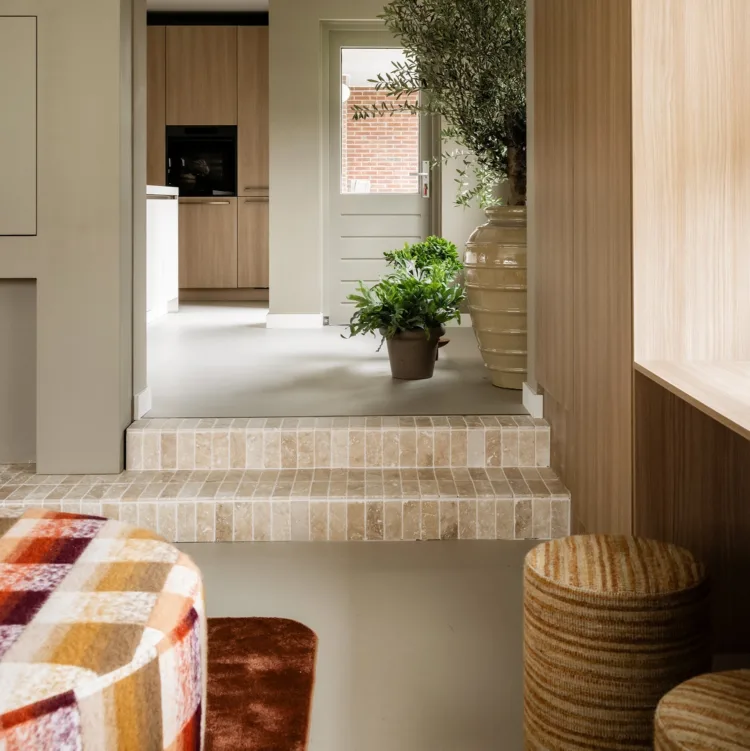 Open leefruimte met harmonieuze mix van Scandinavisch en werelds interieur.