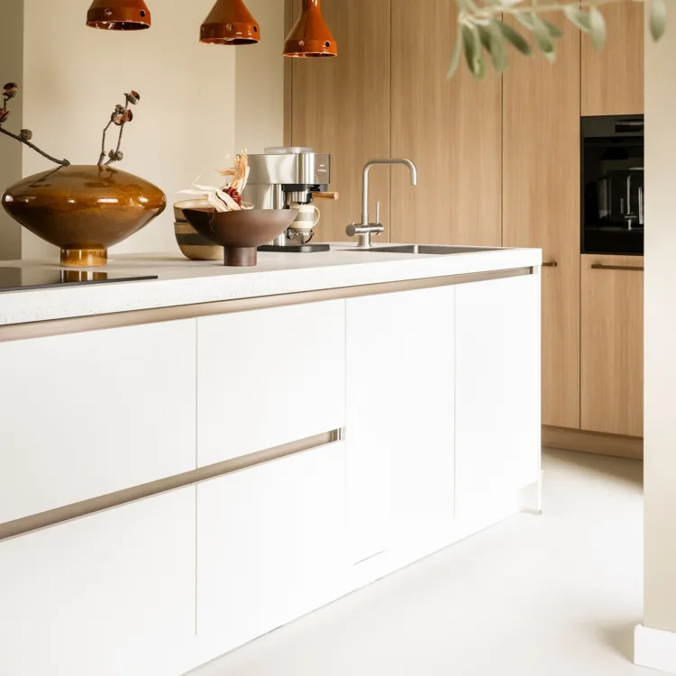 Ruime leefkeuken met luxe afwerking en balans tussen stoer en warm interieur