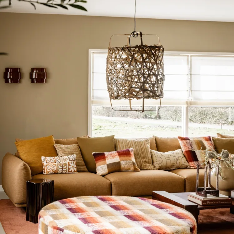 Gezinswoning met stijlvolle vouwgordijnen en praktische, sfeervolle indeling.