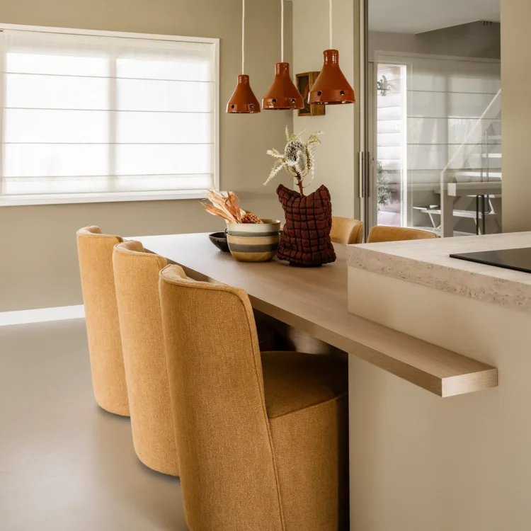 Interieurtransformatie van boerderijwoning met natuurlijke vloer en lichte vouwgordijnen.