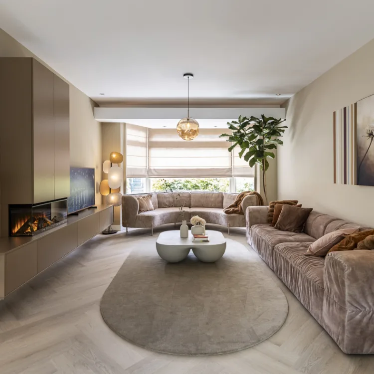 Woonkamer met visgraat pvc vloer, kast op maat met elektrische haard en beige bank
