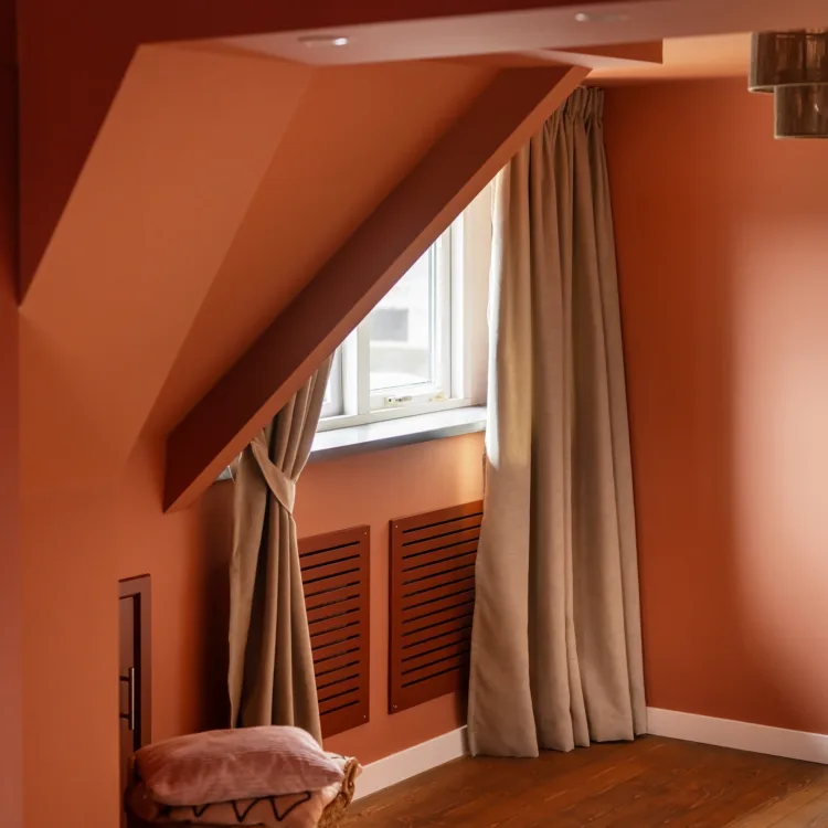 Knusse slaapkamer met warme raamdecoratie en zachte stoffen in neutrale tinten