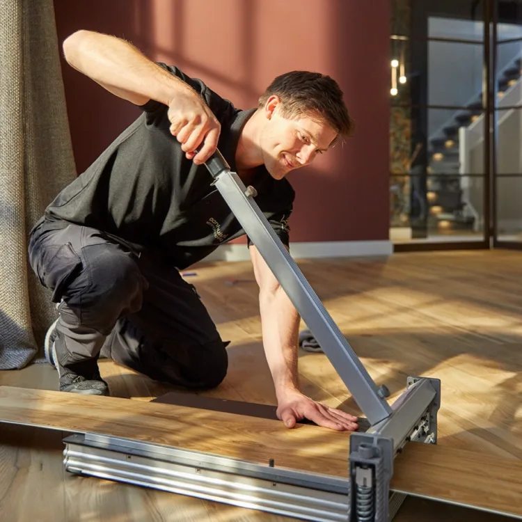 Vakman Aanhuis.nl knipt vloerplanken