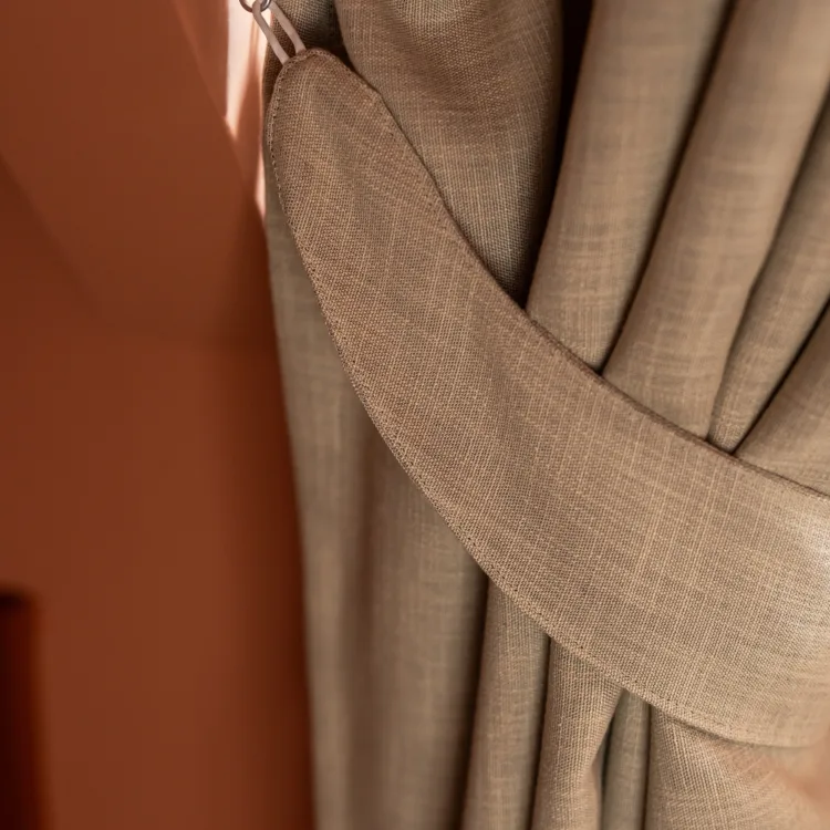 Gordijnembrasse als subtiel detail in op maat gemaakte raamdecoratie van Aanhuis.nl.