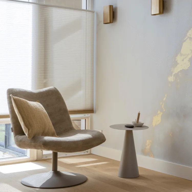 Lichte zithoek met behang, witte duettes en houten vloer