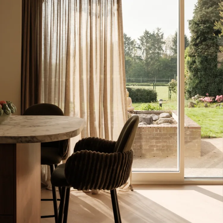 Bruine inbetween gordijnen in keuken