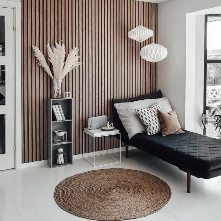 Akoestische wandpanelen in een moderne woonkamer die geluid dempen en echo in de ruimte verminderen.