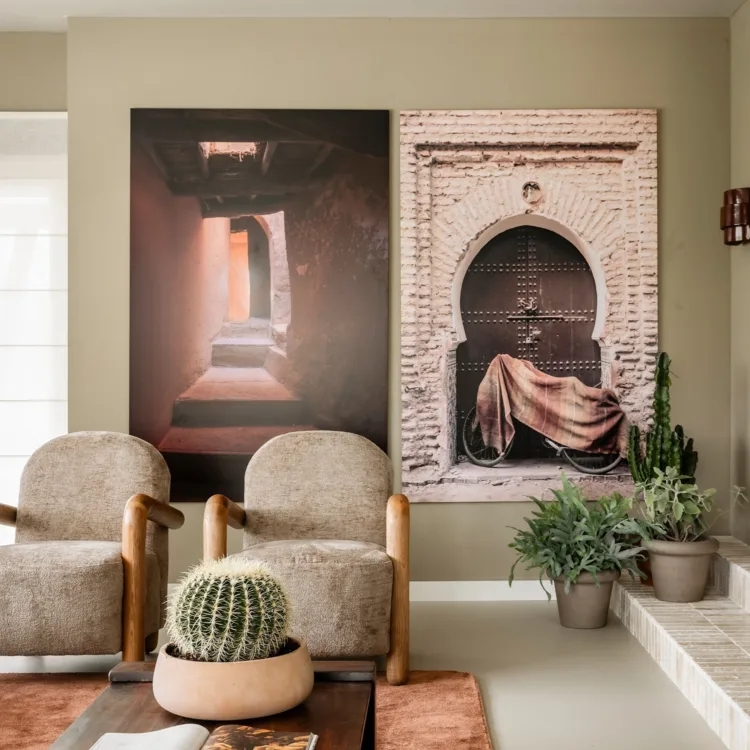 Schilderijen aan de muur in een woonkamer die bijdragen aan een warmere uitstraling en helpen om echo in de ruimte te verminderen.