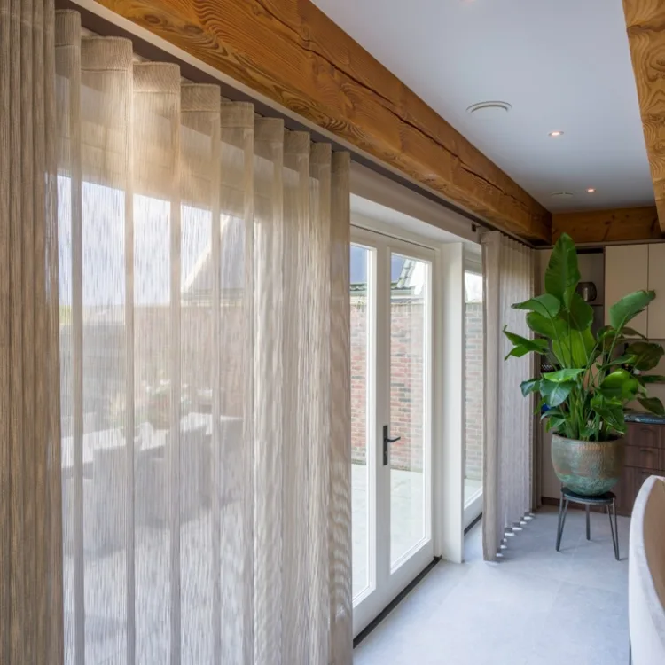 Wave gordijnen in een moderne woonkamer die helpen om geluid te dempen en echo in de ruimte te verminderen.