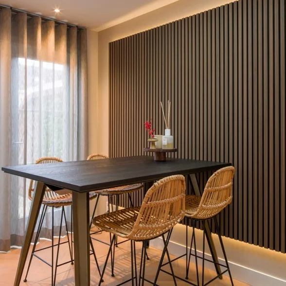 Sfeervolle keuken met bartafel, houten wandpanelen op de muur en stijlvolle gordijnen die zorgen voor een warme en harmonieuze uitstraling.