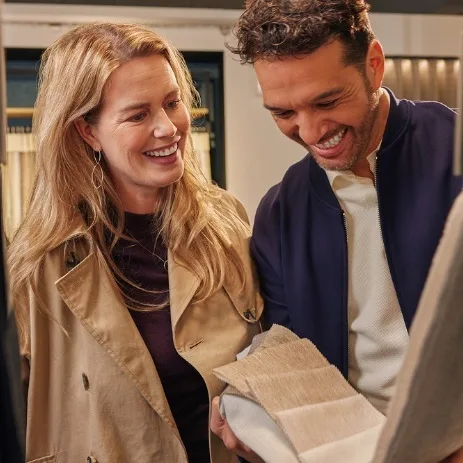 Koppel tijdens kennis en adviesgesprek in de woonwinkel