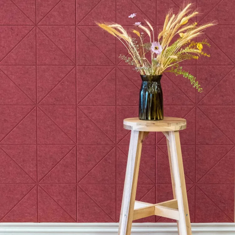 Rood akoestisch wandpaneel van Akuvilt toegepast in de woonkamer