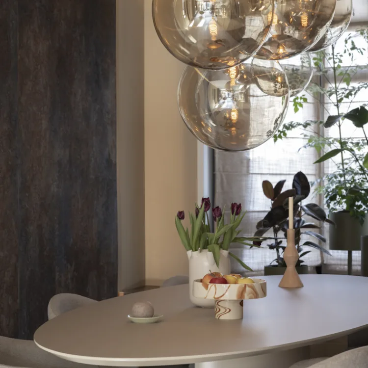 Hotel chique woonkamer inrichten met chique lampen boven een eettafel