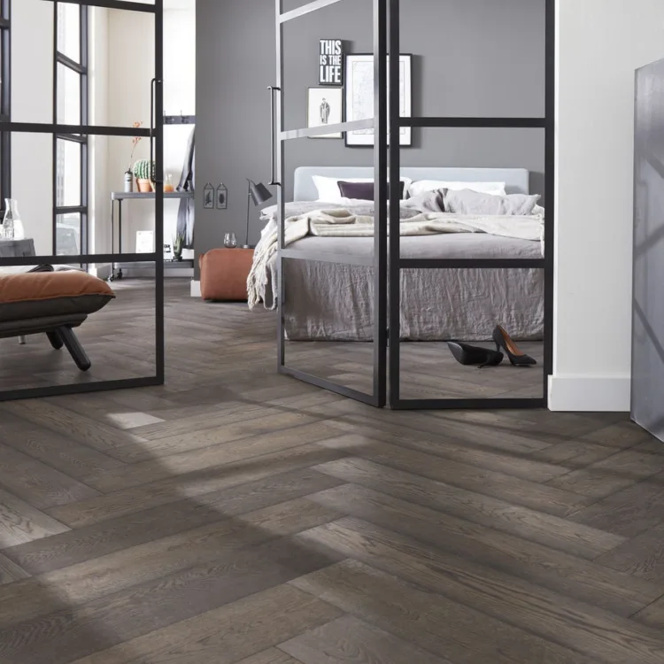 Houten vloer in een moderne woonkamer met zwarte stalen deuren.
