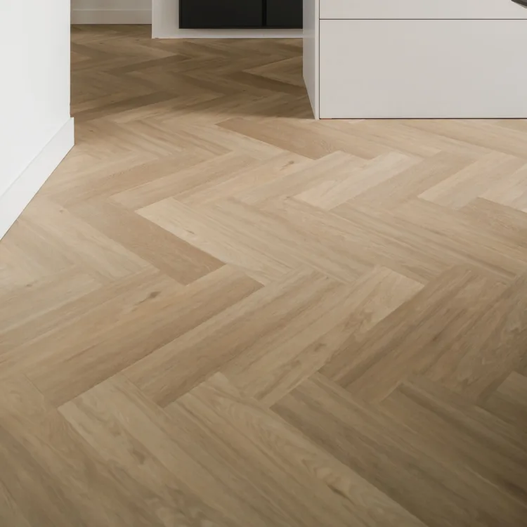 PVC visgraatvloer in een lichte kamer