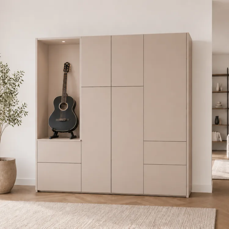 Opbergkast in woonkamer in lichte tint
