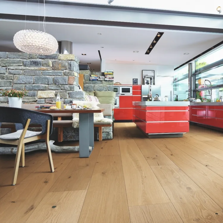 Lichte houten vloer in keuken