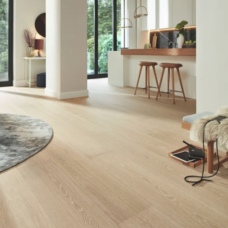 Lichte eiken houten vloer in keuken