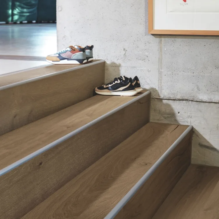 Donkere eiken houten vloer als trap
