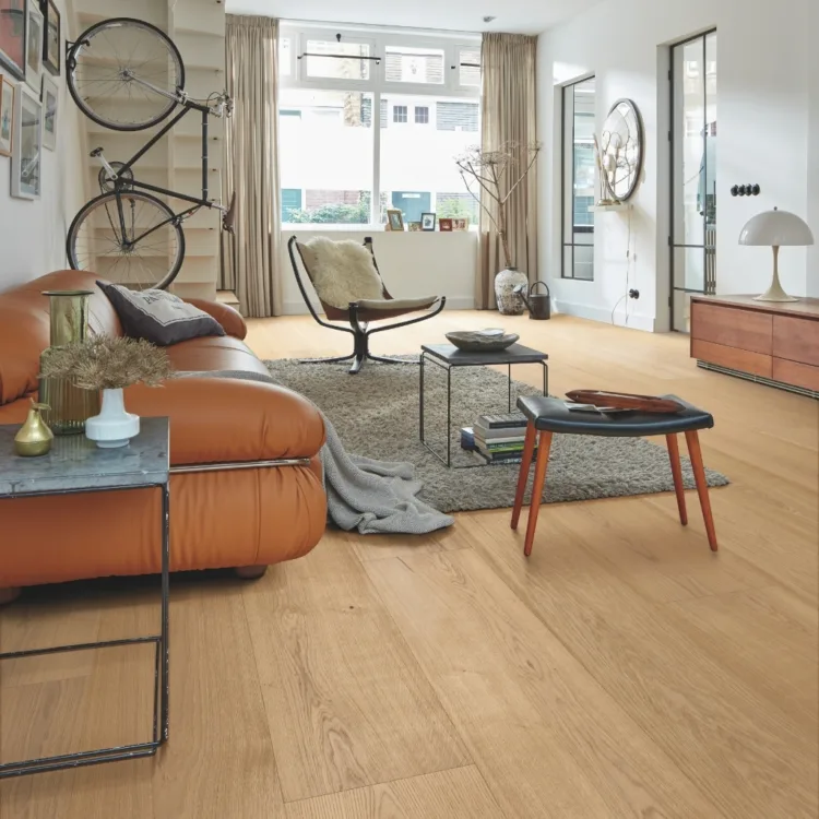 Licht eiken houten vloer in woonkamer
