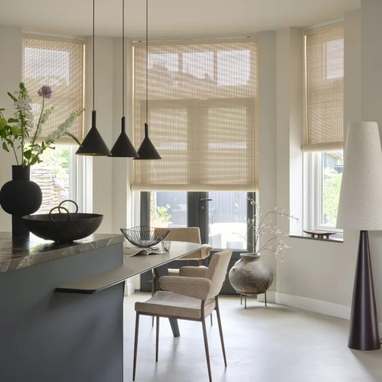 Geweven houten raamdecoratie voor een sfeervolle uitstraling in de keuken.