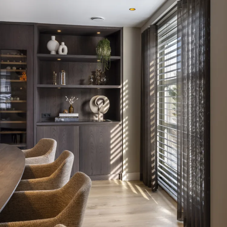 Horizontale jaloezieën van Zonnelux in een modern interieur
