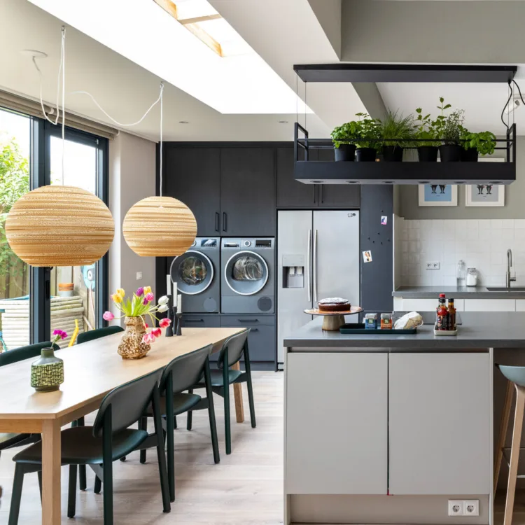 Leefkeuken met ruime koelkast en wasmachinekast op maat