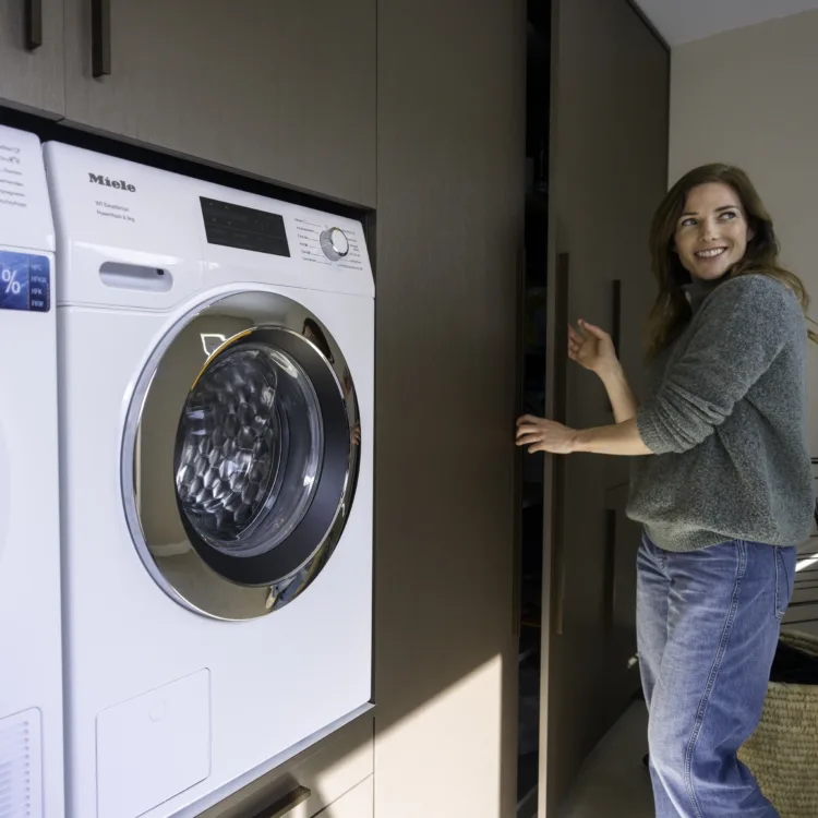 Praktische wasmachinekast op maat met apparatuur op hoogte