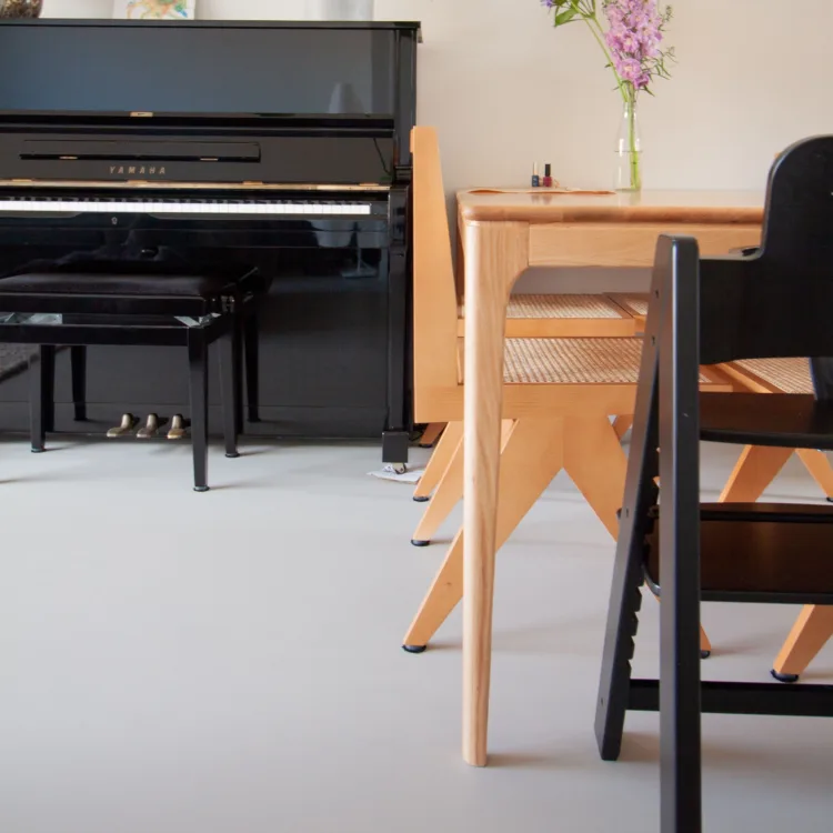 Gietvloer epi Corestone Pebble bij eethoek