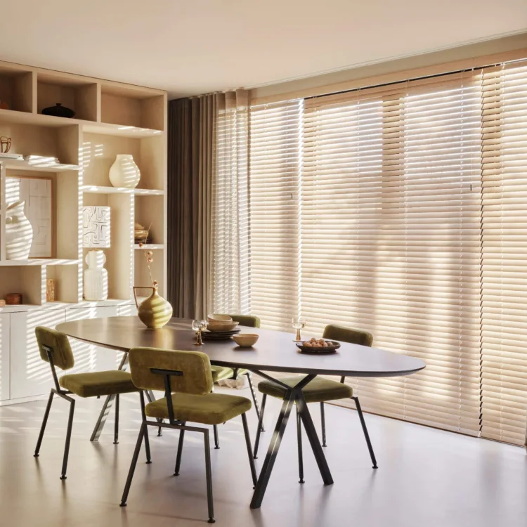 Raamdecoratie met MotionBlinds motor in eethoek