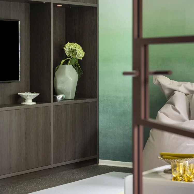 Detail TV-meubel op maat met open vak voor accessoires