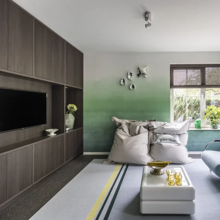 Greeploze TV-kast op maat met prachtige houtlook fronten en interieur