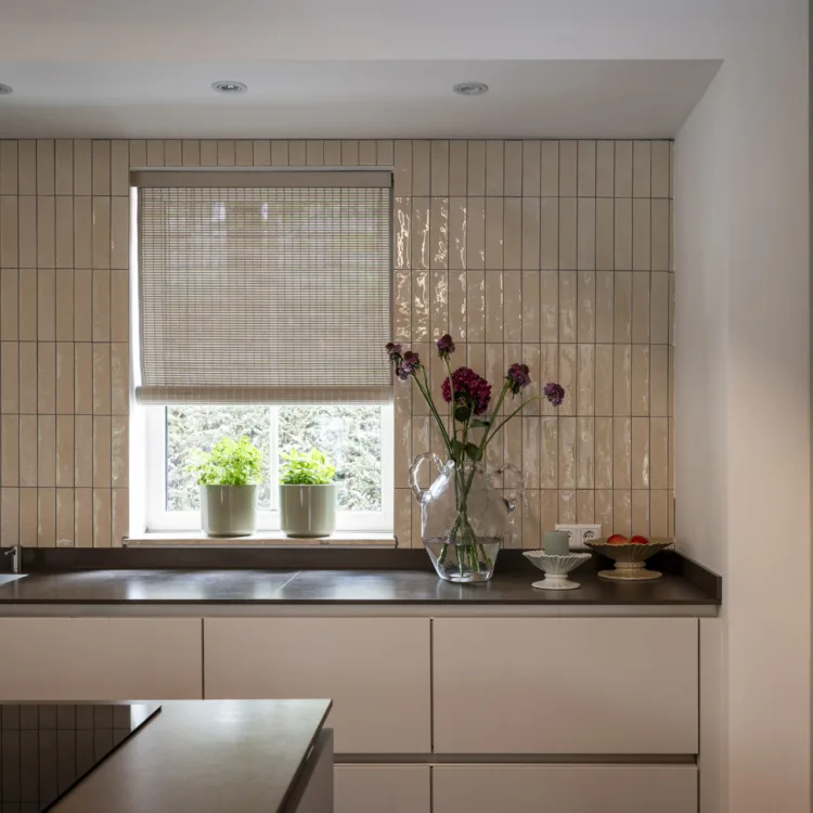 Keuken met roll-up raamdecoratie van geweven hout, kleur sand