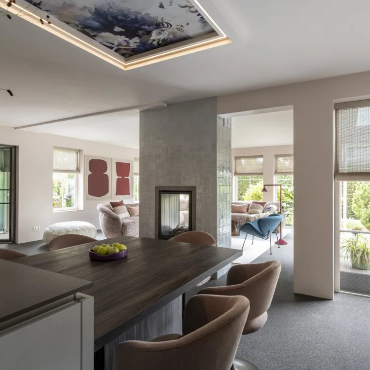 Open keuken met hoge ramen en geweven hout raamdecoratie in sandtint